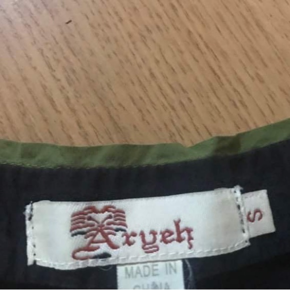 Small Aryeh Top - Picture 5 of 5